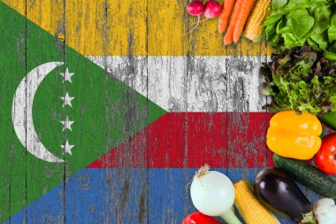 Tablo taze sebze Komor üzerinden. Ahşap bayrak arka plan üzerinde pişirme kavramı.