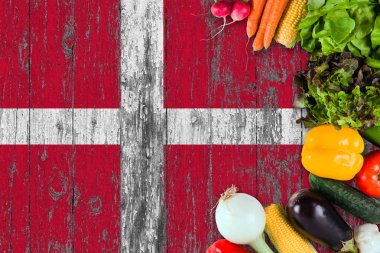 Tablo taze sebze Danimarka'dan. Ahşap bayrak arka plan üzerinde pişirme kavramı.
