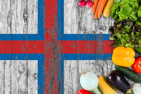 Tablo taze sebze Faroe Adaları üzerinden. Ahşap bayrak arka plan üzerinde pişirme kavramı.