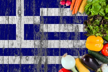 Tablo taze sebze Yunanistan'dan. Ahşap bayrak arka plan üzerinde pişirme kavramı.