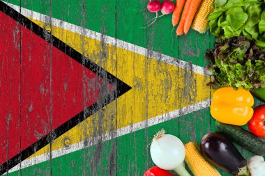 Tablo taze sebze Guyana dan. Ahşap bayrak arka plan üzerinde pişirme kavramı.