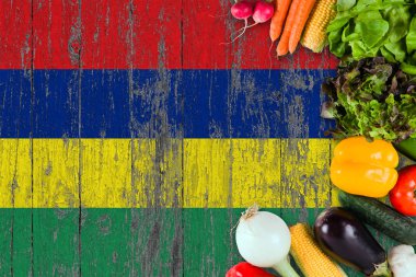 Tablo taze sebze Mauritius üzerinden. Ahşap bayrak arka plan üzerinde pişirme kavramı.