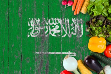 Tablo taze sebze Suudi Arabistan. Ahşap bayrak arka plan üzerinde pişirme kavramı.