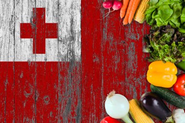 Tonga taze sebze masada. Ahşap bayrak arka plan üzerinde pişirme kavramı.