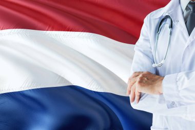 Flamanca Doktor stetoskop Hollanda bayrağı arka plan üzerinde ayakta. Ulusal sağlık sisteminin kavramı, tıbbi Tema.