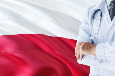 Polonyalı doktor stetoskop Polonya bayrağı arka plan üzerinde dururken. Ulusal sağlık sisteminin kavramı, tıbbi Tema.