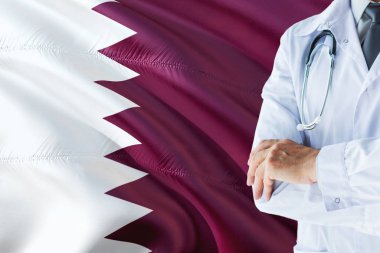 Katar Doktor stetoskop Katar bayrak arka plan üzerinde ayakta. Ulusal sağlık sisteminin kavramı, tıbbi Tema.