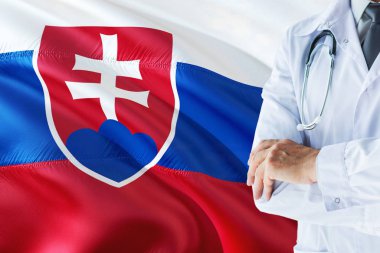 Slovak Doktor stetoskop Slovakya bayrağı arka plan üzerinde ayakta. Ulusal sağlık sisteminin kavramı, tıbbi Tema.
