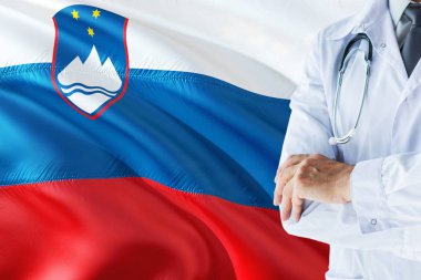 Slovence Doktor stetoskop Slovenya bayrağı arka plan üzerinde ayakta. Ulusal sağlık sisteminin kavramı, tıbbi Tema.