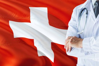 İsveççe Doktor stetoskop İsveç bayrağı arka plan üzerinde ayakta. Ulusal sağlık sisteminin kavramı, tıbbi Tema.