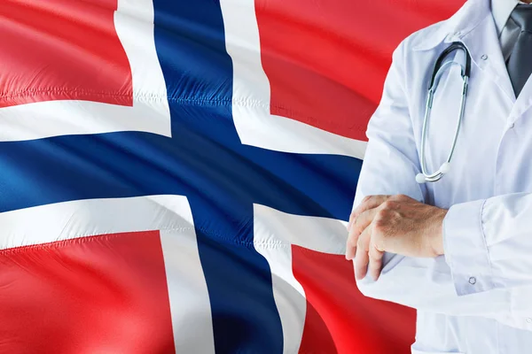 Doctor Noruego Pie Con Estetoscopio Sobre Fondo Bandera Noruega Concepto — Foto de Stock