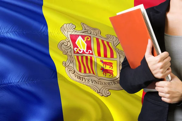 Aprender Concepto Idioma Andorrano Mujer Joven Pie Con Bandera Andorra — Foto de Stock