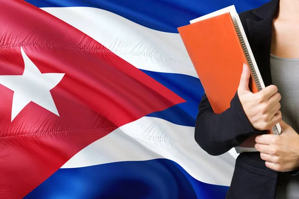 Aprender Concepto Idioma Cubano Mujer Joven Pie Con Bandera Cuba — Foto de Stock