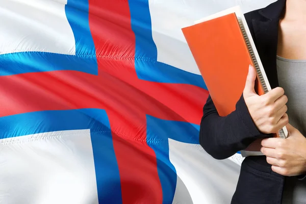 Öğrenme Dil Kavram Faroe Adaları Bayrağı Arka Planda Duran Genç — Stok fotoğraf