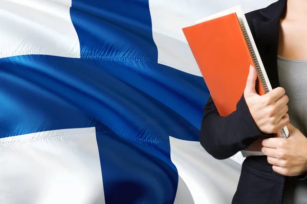 Aprender Concepto Idioma Finlandés Mujer Joven Pie Con Bandera Finlandia — Foto de Stock