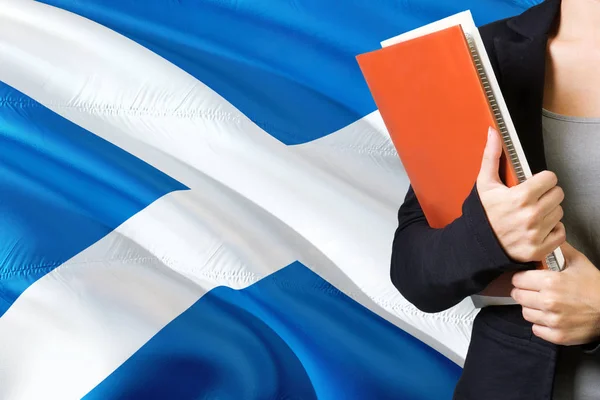 Aprendiendo Concepto Idioma Escocés Mujer Joven Pie Con Bandera Escocia — Foto de Stock