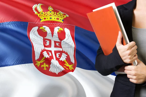 Aprender Concepto Lengua Serbia Una Joven Con Bandera Serbia Fondo — Foto de Stock