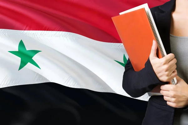 Aprender Concepto Idioma Sirio Mujer Joven Pie Con Bandera Siria — Foto de Stock
