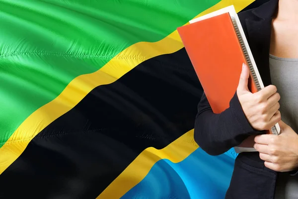 Концепція Танзанійський Мови Навчання Молода Жінка Стоячи Задньому Плані Прапор — стокове фото