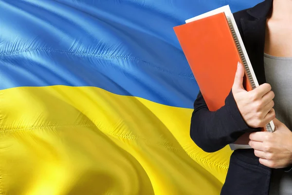 Lærte Ukrainsk Språkbegrep Ung Kvinne Som Står Med Ukrainsk Flagg – stockfoto