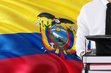 Başarılı Ekvatorlu öğrenci eğitim kavramı. Elinde kitap ve mezuniyet Ekvador bayrak arka plan üzerinde kap.