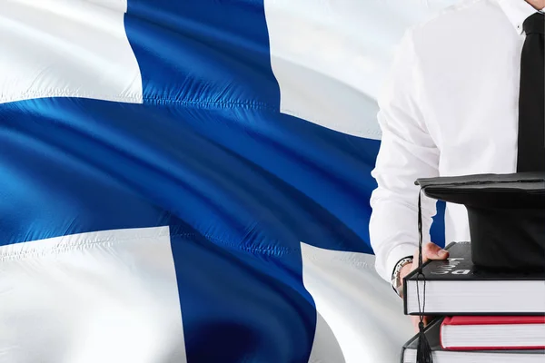 Başarılı Fin Öğrenci Eğitim Kavramı Finlandiya Bayrağı Arka Plan Üzerinde — Stok fotoğraf