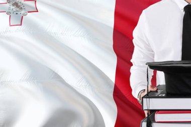 Başarılı Malta öğrenci eğitim kavramı. Malta bayrağı arka plan üzerinde tutan kitaplar ve mezuniyet kep.