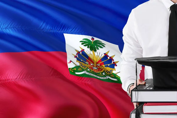Başarılı Haiti Öğrenci Eğitim Kavramı Elinde Kitap Mezuniyet Haiti Bayrak — Stok fotoğraf