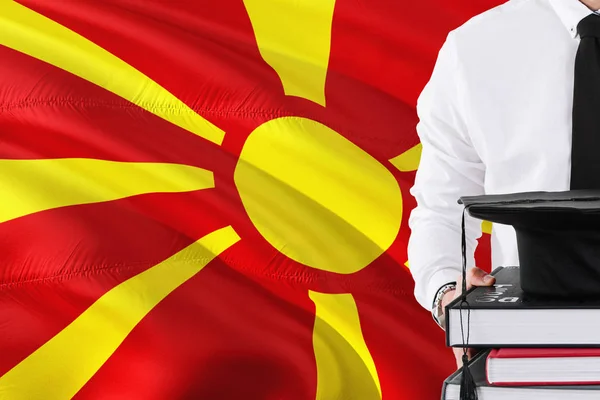 成功のマケドニア学生教育概念 マケドニア国旗背景に所蔵の書籍や卒業キャップします — ストック写真