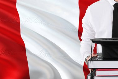Başarılı Perulu öğrenci eğitim kavramı. Peru bayrağı arka plan üzerinde tutan kitaplar ve mezuniyet kep.