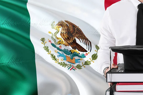 成功するメキシコ学生教育概念 メキシコ旗の背景の上の本と卒業キャップします — ストック写真