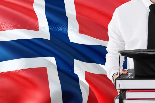 Başarılı Norveçli Öğrenci Eğitim Kavramı Norveç Bayrağı Arka Plan Üzerinde — Stok fotoğraf