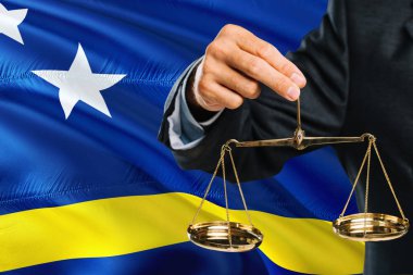 Yargıç adaletin terazisi altın arka plan bayrak sallayarak Curacao ile tutuyor. Eşitlik Tema ve yasal kavram.
