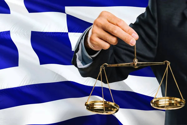 Grecki Sędzia Trzyma Złoty Szalę Sprawiedliwości Grecji Macha Flagą Tło — Zdjęcie stockowe
