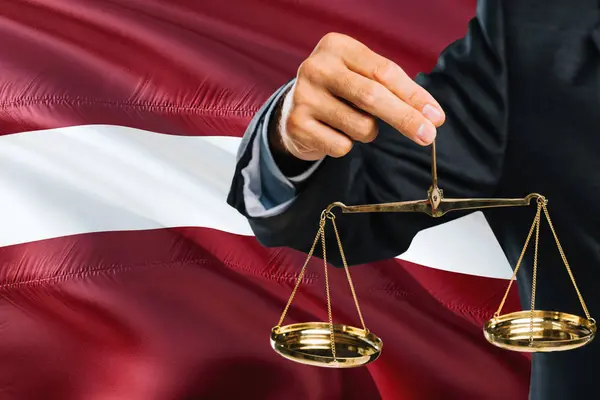 Juiz Letão Está Segurando Escalas Douradas Justiça Com Letónia Agitando — Fotografia de Stock