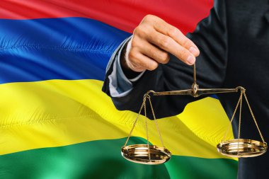 Mauritian Yargıç adaletin terazisi altın arka plan bayrak sallayarak Mauritius ile tutuyor. Eşitlik Tema ve yasal kavram.