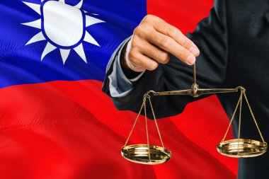 Tayvanlı Yargıç adaletin terazisi altın arka plan bayrak sallayarak Tayvan ile tutuyor. Eşitlik Tema ve yasal kavram.