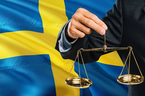 Шведский Судья Держит Золотые Весы Правосудия Фоне Шведского Флага Тема — стоковое фото