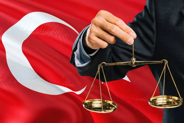 Turkiska Domaren Håller Gyllene Skalor Rättvisa Med Turkiet Viftande Flagga — Stockfoto