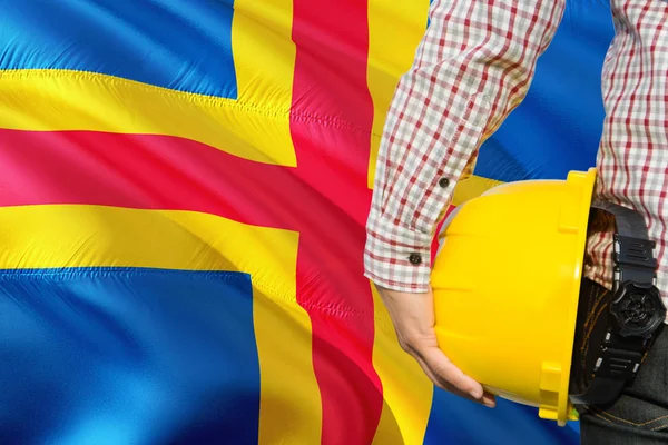 Ingenjören Håller Gul Skyddshjälm Med Viftande Åland Flagga Bakgrund Konstruktion — Stockfoto