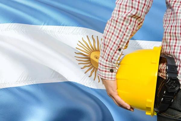 Der Argentinische Ingenieur Hält Einen Gelben Schutzhelm Mit Wehender Argentinischer — Stockfoto