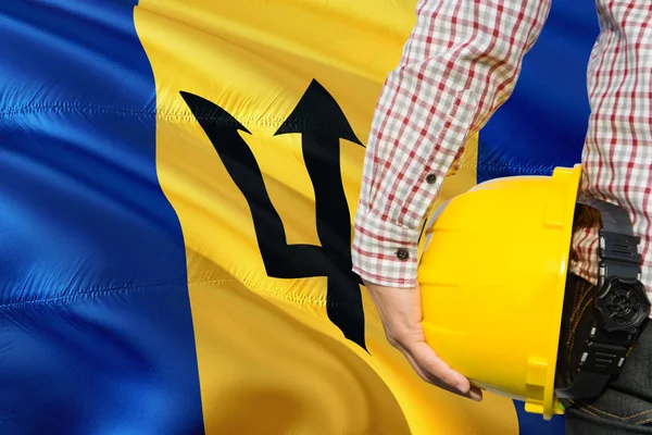 Barbadisk Ingenjör Håller Gul Skyddshjälm Med Viftande Barbados Flagga Bakgrund — Stockfoto