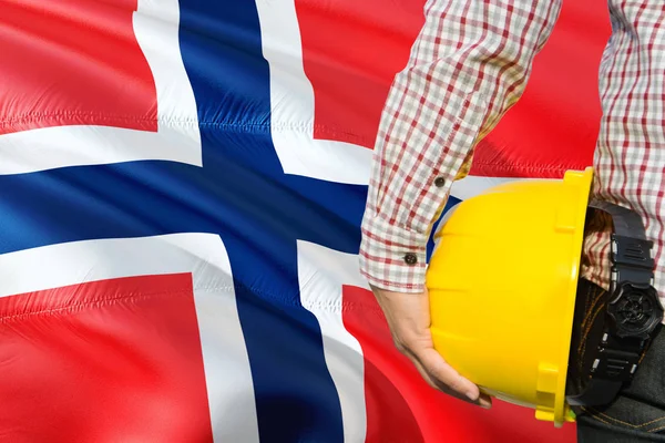 Ingenjören Håller Gul Skyddshjälm Med Viftande Bouvet Islands Flagga Bakgrund — Stockfoto