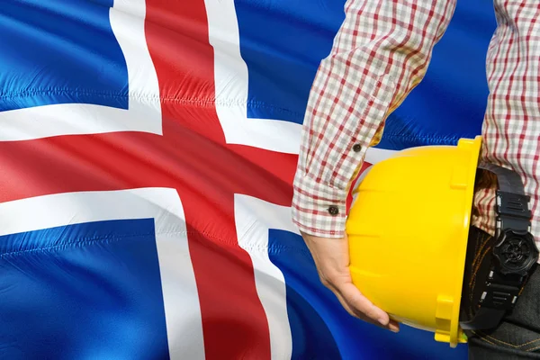 Ingenjören Håller Gul Skyddshjälm Med Viftande Island Flagga Bakgrund Konstruktion — Stockfoto