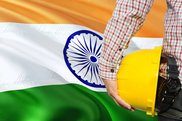 Ingeniero Indio Sostiene Casco Seguridad Amarillo Con Fondo Bandera India —  Fotos de Stock