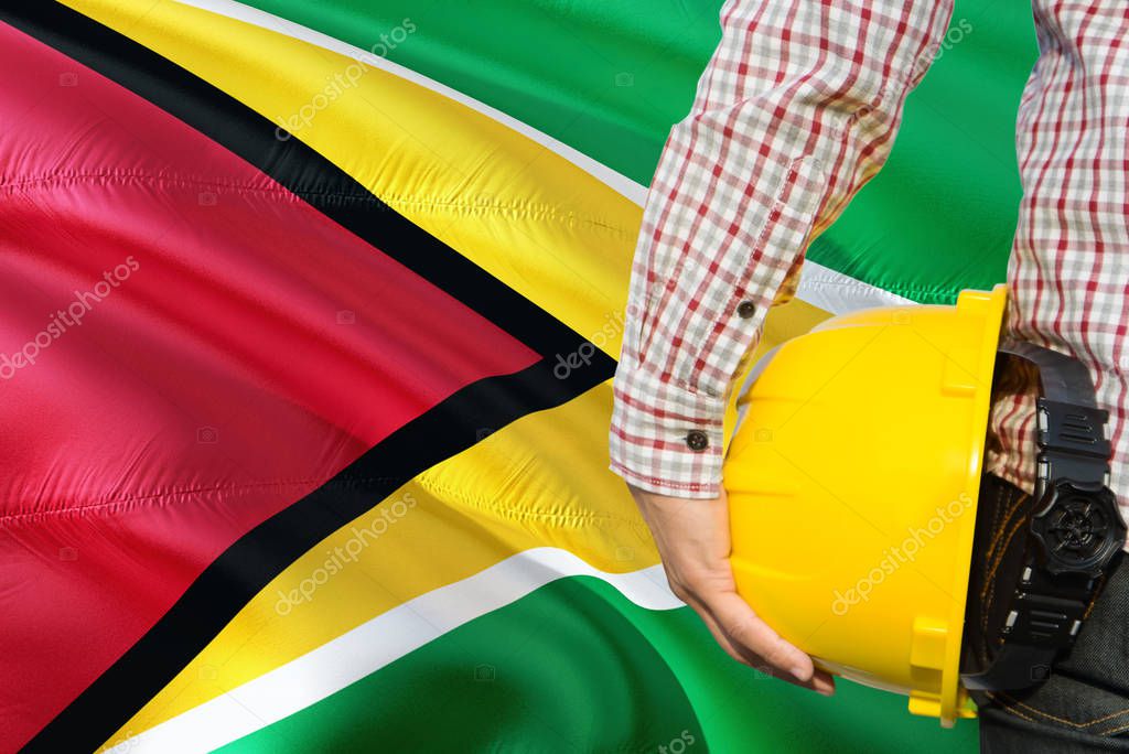 Ingeniero de Guyana está sosteniendo casco de seguridad amarillo con