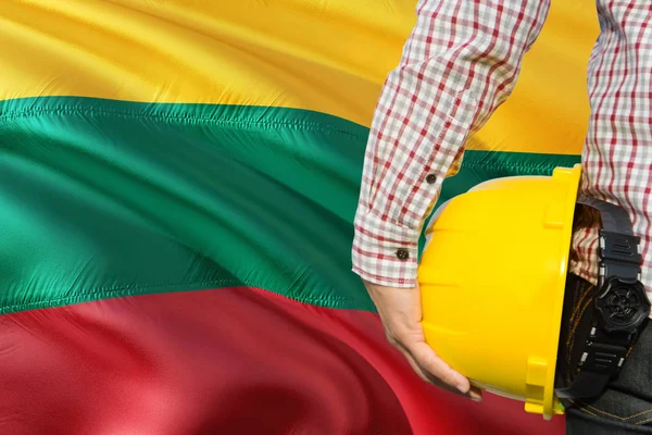 Litauiska Ingenjör Håller Gul Skyddshjälm Med Viftande Litauen Flagga Bakgrund — Stockfoto