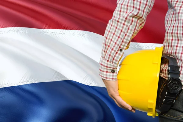 Dutch Engineer Sostiene Casco Seguridad Amarillo Con Fondo Ondeante Bandera — Foto de Stock