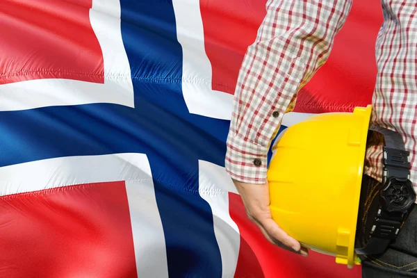 Norjalainen Insinööri Pitelee Keltaista Turvakypärää Heiluttaen Norjan Lippua Rakentaminen Rakentaminen — kuvapankkivalokuva