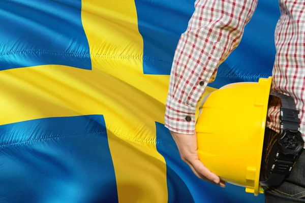 Шведский Инженер Держит Желтый Шлем Безопасности Фоне Шведского Флага Концепция — стоковое фото